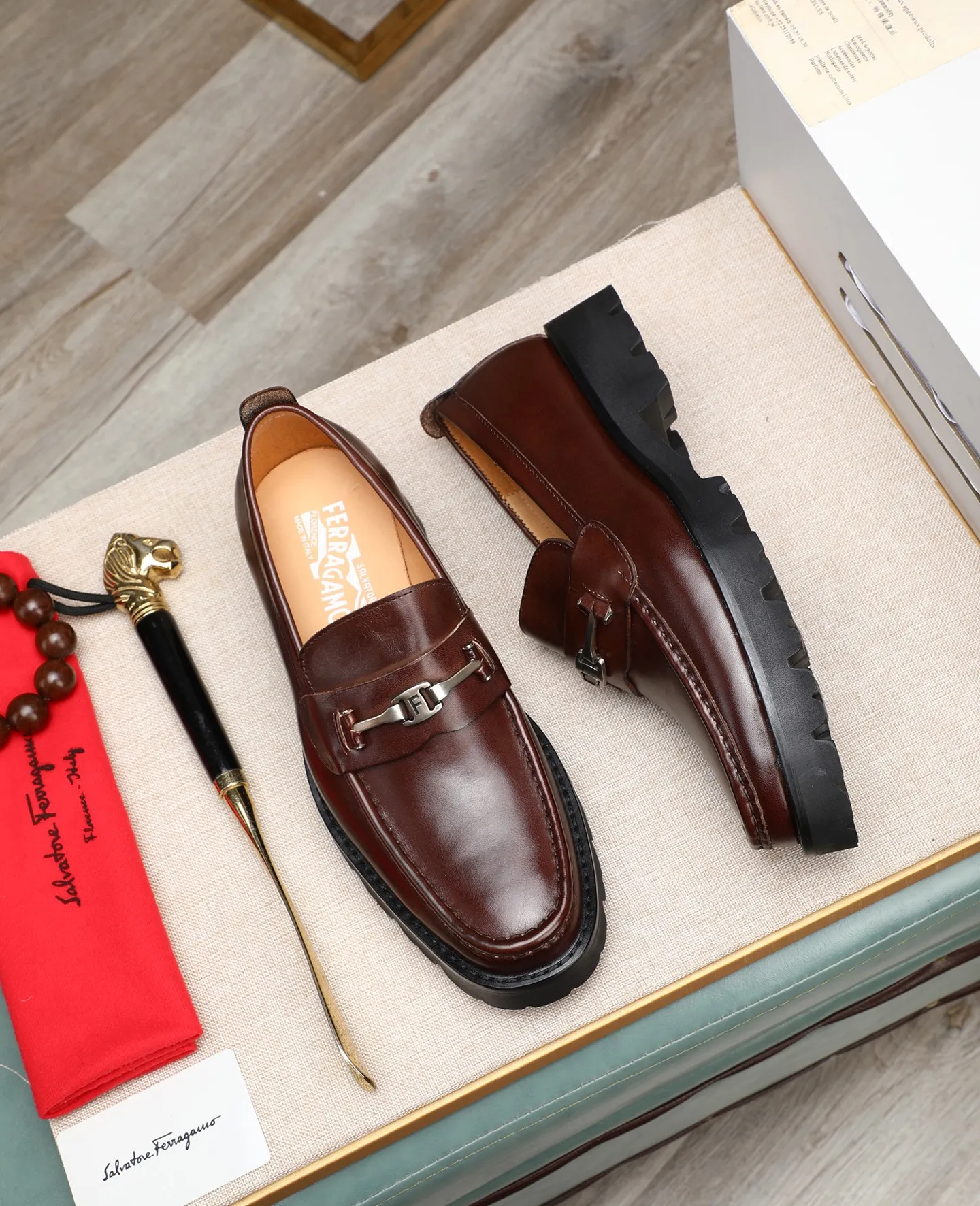 Men's shoes 💰500 📛📛(water-dyed cow lining) Salvatore Ferragamo high-end (Salvatore Ferragamo) is the top international luxury footwear brand. It comes from the fashion kingdom of Italy. It is famous all over the world for its traditional handmade design and novel styles...🚶🏻🚶🏻New suit shoes are available simultaneously at the counter. This model is purely handmade. The fabric is imported Italian calfskin➕soft water-dyed cowhide lining. Original authentic outsole🌀🌀Size: 38➖44.